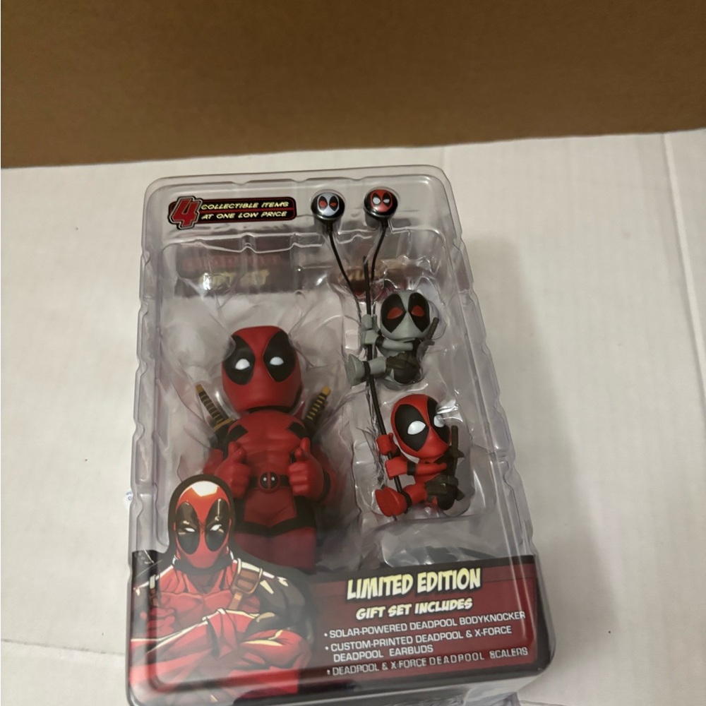 Deadpool Gift Set of 4 Collectible NECA Limited Edition Solar Knocker Earbuds